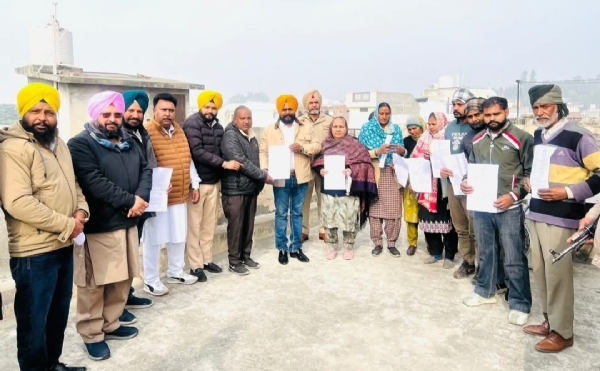 ਵਿਧਾਇਕ ਡਾ. ਜਸਬੀਰ ਸਿੰਘ ਸੰਧੂ ਨਵੀਂ ਉਸਾਰੀ ਸਕੀਮ ਤਹਿਤ 400 ਲਾਭਪਾਤਰੀਆਂ ਨੂੰ ਚੈੱਕ ਵੰਡਣ ਮੌਕੇ.