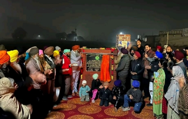 ਵਿਧਾਇਕ ਸ਼ੈਰੀ ਕਲਸੀ ਬਟਾਲਾ- ਸ੍ਰੀ ਹਰਗੋਬਿੰਦਪੁਰ ਸਾਹਿਬ ਰੋਡ ਤੋਂ ਦੌਲਤਪੁਰ ਦੀਆਂ ਲਿੰਕ ਸੜਕਾਂ ਨੂੰ 18 ਫੁੱਟ ਚੌੜਾ ਅਤੇ ਮਜ਼ਬੂਤ ਕਰਨ ਦਾ ਨੀਂਹ ਪੱਥਰ ਰੱਖਣ ਮੌਕੇ.