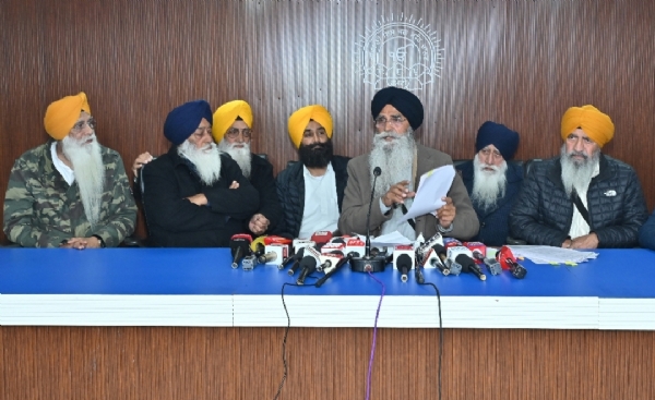 ਸ਼੍ਰੋਮਣੀ ਕਮੇਟੀ ਦੇ ਪ੍ਰਧਾਨ ਹਰਜਿੰਦਰ ਸਿੰਘ ਧਾਮੀ ਪੱਤਰਕਾਰਾਂ ਨਾਲ ਗੱਲਬਾਤ ਕਰਦੇ ਹੋਏ. ਸ਼੍ਰੋਮਣੀ ਕਮੇਟੀ ਦੇ ਪ੍ਰਧਾਨ ਹਰਜਿੰਦਰ ਸਿੰਘ ਧਾਮੀ ਪੱਤਰਕਾਰਾਂ ਨਾਲ ਗੱਲਬਾਤ ਕਰਦੇ ਹੋਏ.