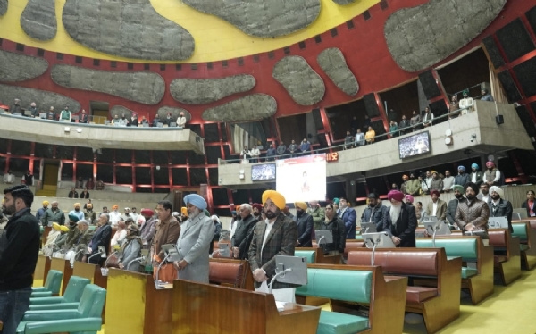 ਪੰਜਾਬ ਵਿਧਾਨ ਸਭਾ ਵਿਚ ਵਿਛੜੀਆਂ ਰੂਹਾਂ ਨੂੰ ਸ਼ਰਧਾਂਜਲੀ ਭੇਂਟ ਕੀਤੇ ਜਾਣ ਦਾ ਦ੍ਰਿਸ਼. ਪੰਜਾਬ ਵਿਧਾਨ ਸਭਾ ਵਿਚ ਵਿਛੜੀਆਂ ਰੂਹਾਂ ਨੂੰ ਸ਼ਰਧਾਂਜਲੀ ਭੇਂਟ ਕੀਤੇ ਜਾਣ ਦਾ ਦ੍ਰਿਸ਼.