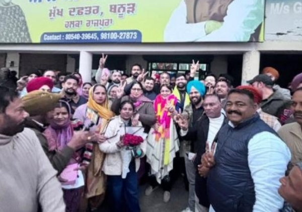 ਵਿਧਾਇਕਾ ਨੀਨਾ ਮਿੱਤਲ ਪਾਰਟੀ ਦਫਤਰ ਵਿਖੇ ਬਨੂੰੜ ਵਾਸੀਆਂ ਅਤੇ ਪਾਰਟੀ ਵਲੰਟੀਅਰਾ ਨਾਲ ਖ਼ੁਸ਼ੀ ਸਾਂਝੀ ਕਰਦੇ ਹੋਏ.