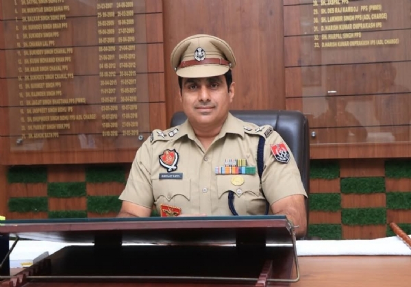 ਐੱਸ.ਐੱਸ.ਪੀ. ਦਿਗਵਿਜੈ ਕਪਿਲ ਵਿਜੀਲੈਂਸ ਬਿਊਰੋ ਫਿਰੋਜ਼ਪੁਰ ਦਾ ਵਾਧੂ ਚਾਰਜ ਸੰਭਾਲਣ ਮੌਕੇ.
