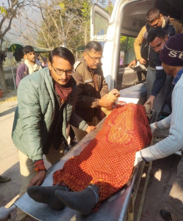 ਹਾਦਸੇ ਤੋਂ ਬਾਅਦ ਲੋਕਾਂ ਨੇ ਜ਼ਖਮੀਆਂ ਨੂੰ ਹਸਪਤਾਲ ਪਹੁੰਚਾਇਆ। ਹਾਦਸੇ ਤੋਂ ਬਾਅਦ ਲੋਕਾਂ ਨੇ ਜ਼ਖਮੀਆਂ ਨੂੰ ਹਸਪਤਾਲ ਪਹੁੰਚਾਇਆ।