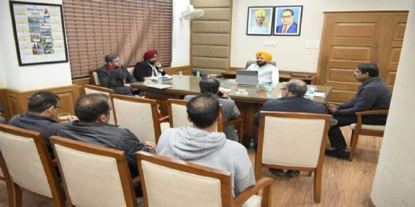 ਮੰਤਰੀ ਤਰੁਨਪ੍ਰੀਤ ਸਿੰਘ ਸੌਂਦ ਨੇ ਅਧਿਕਾਰੀਆਂ ਨਾਲ ਸਮੀਖਿਆ ਮੀਟਿੰਗ ਕੀਤੀ