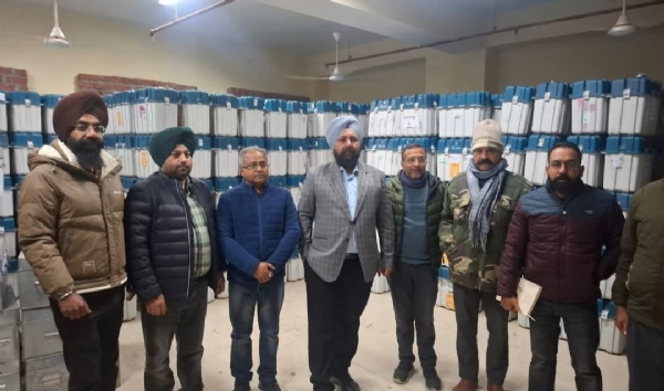ਸੰਯੁਕਤ ਮੁੱਖ ਚੋਣ ਅਫ਼ਸਰ ਪੰਜਾਬ ਸਕੱਤਰ ਸਿੰਘ ਬੱਲ ਵੋਟਿੰਗ ਮਸ਼ੀਨਾਂ ਦੇ ਵੇਅਰਹਾਊਸ ਦਾ ਨਿਰੀਖਣ ਕਰਦੇ ਹੋਏ.