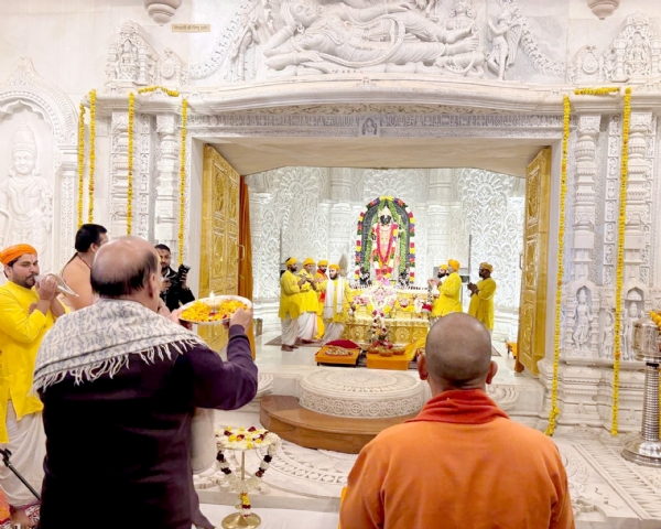 ਰੱਖਿਆ ਮੰਤਰੀ ਰਾਜਨਾਥ ਸਿੰਘ ਅਤੇ ਮੁੱਖ ਮੰਤਰੀ ਯੋਗੀ ਆਰਤੀ ਕਰਦੇ ਹੋਏ।