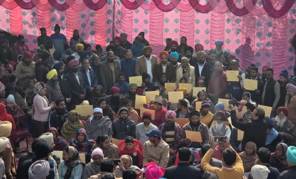 ਧੂਰੀ ਸ਼ਹਿਰ ਦੇ 255 ਲਾਭਪਾਤਰੀਆਂ ਨੂੰ ਪੱਕੇ ਮਕਾਨਾਂ ਦੇ ਮਨਜ਼ੂਰੀ ਪੱਤਰ ਸੌਂਪੇ ਜਾਣ ਦਾ ਦ੍ਰਿਸ਼. ਧੂਰੀ ਸ਼ਹਿਰ ਦੇ 255 ਲਾਭਪਾਤਰੀਆਂ ਨੂੰ ਪੱਕੇ ਮਕਾਨਾਂ ਦੇ ਮਨਜ਼ੂਰੀ ਪੱਤਰ ਸੌਂਪੇ ਜਾਣ ਦਾ ਦ੍ਰਿਸ਼.