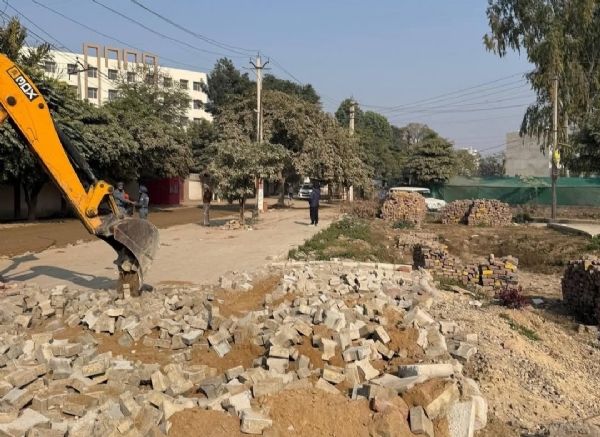 ਗਲਾਡਾ ਵਲੋਂ ਅਣਅਧਿਕਾਰਤ ਉਸਾਰੀਆਂ ਢਾਹੇ ਜਾਣ ਦਾ ਦ੍ਰਿਸ਼.