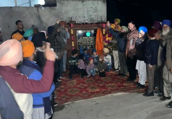 ਵਿਧਾਇਕ ਸ਼ੈਰੀ ਕਲਸੀ ਹਰਗੋਬਿੰਦਪੁਰ ਸਾਹਿਬ ਰੋਡ ਤੋਂ ਮਨੋਹਰਪੁਰ ਦੀਆਂ ਲਿੰਕ ਸੜਕਾਂ ਨੂੰ ਚੌੜਾ ਅਤੇ ਮਜ਼ਬੂਤ ਕਰਨ ਦਾ ਨੀਂਹ ਪੱਥਰ ਰੱਖਣ ਮੌਕੇ.