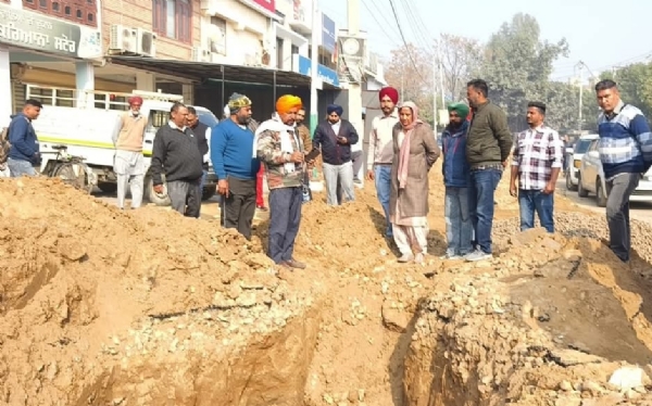 ਮਾਰਕੀਟ ਕਮੇਟੀ ਦਿੜ੍ਹਬਾ ਚੇਅਰਪਰਸਨ ਜਸਵੀਰ ਕੌਰ ਸ਼ੇਰਗਿੱਲ ਪ੍ਰਗਤੀ ਕਾਰਜ ਦਾ ਜਾਇਜ਼ਾ  ਲੈਂਦੇ ਹੋਏ.