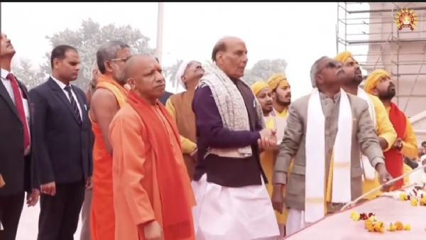 ਰੱਖਿਆ ਮੰਤਰੀ ਅਤੇ ਮੁੱਖ ਮੰਤਰੀ ਸ਼੍ਰੀ ਰਾਮ ਮੰਦਰ ਵਿੱਚ ਪੂਜਾ ਕਰਦੇ ਹੋਏ
