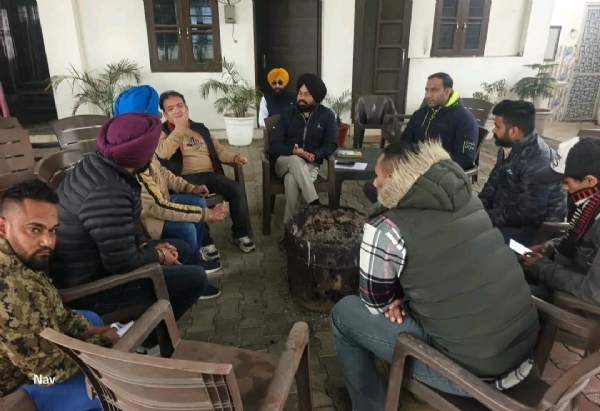 ਵਿਧਾਇਕ ਐਡਵੋਕੈਟ ਅਮਰਪਾਲ ਸਿੰਘ ਲੋਕ ਮਿਲਣੀ ਰਾਹੀਂ ਲੋਕਾਂ ਦੀਆਂ ਮੁਸ਼ਕਿਲਾਂ ਸੁਣਦੇ ਹੋਏ.