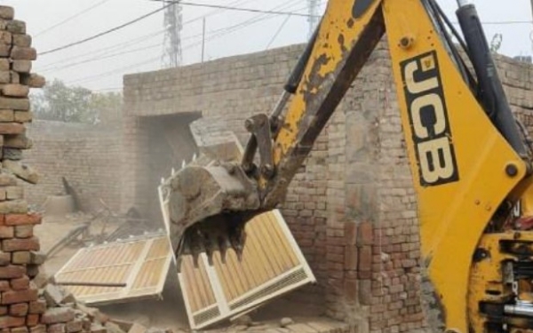 ਨਸ਼ਾ ਤਸਕਰ ਦੀ ਗੈਰ-ਕਾਨੂੰਨੀ ਇਮਾਰਤ ’ਤੇ ਚੱਲ ਰਿਹਾ ਬੁਲਡੋਜ਼ਰ।