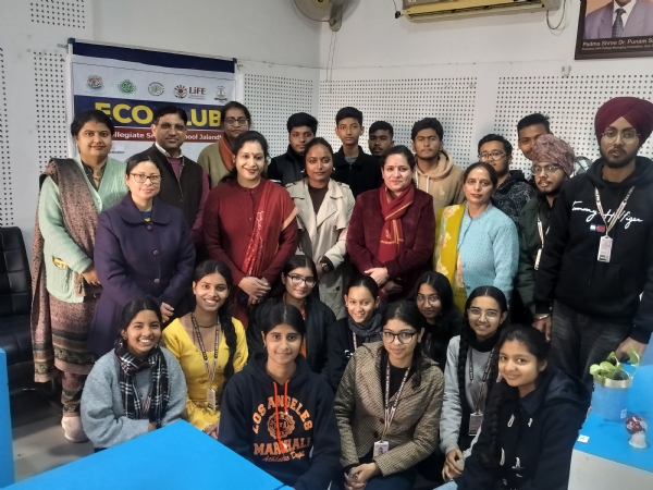 ਡੀਏਵੀ ਕਾਲਜੀਏਟ ਸੀਨੀਅਰ ਸੈਕੰਡਰੀ ਸਕੂਲ, ਜਲੰਧਰ ਦੇ ਈਕੋ ਕਲੱਬ ਦੁਆਰਾ ਬੈਸਟ ਆਊਟ ਆਫ਼ ਵੇਸਟ ਮੁਕਾਬਲਾ ਆਯੋਜਿਤ ਕੀਤਾ ਗਿਆ।