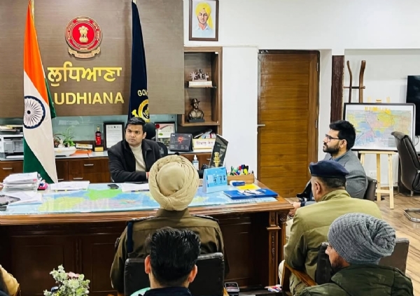 ਡਿਪਟੀ ਕਮਿਸ਼ਨਰ ਸੰਘਣੀ ਧੁੰਦ ਕਾਰਨ ਸੰਭਾਵੀ ਸੜਕ ਹਾਦਸਿਆਂ ਦੀ ਰੋਕਥਾਮ ਲਈ ਸਖ਼ਤ ਸਮਾਂਬੱਧ ਹੁਕਮ ਜਾਰੀ ਕਰਨ ਮੌਕੇ.