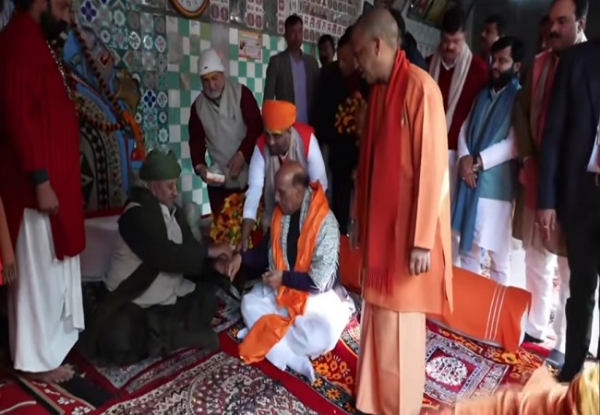 ਰਾਜਨਾਥ ਸਿੰਘ ਹਨੂੰਮਾਨਗੜ੍ਹੀ ਪਹੁੰਚੇ, ਨਾਲ ਮੁੱਖ ਮੰਤਰੀ ਯੋਗੀ।