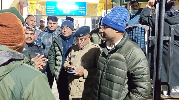 ਜ਼ਿਲ੍ਹਾ ਹਸਪਤਾਲ ਗੋਪੇਸ਼ਵਰ ਵਿਖੇ ਜ਼ਿਲ੍ਹਾ ਮੈਜਿਸਟ੍ਰੇਟ ਚਮੋਲੀ ਗੌਰਵ ਕੁਮਾਰ ਅਤੇ ਪੁਲਿਸ ਸੁਪਰਡੈਂਟ ਸੁਰਜੀਤ ਸਿੰਘ ਪੰਵਾਰ। ਜ਼ਿਲ੍ਹਾ ਹਸਪਤਾਲ ਗੋਪੇਸ਼ਵਰ ਵਿਖੇ ਜ਼ਿਲ੍ਹਾ ਮੈਜਿਸਟ੍ਰੇਟ ਚਮੋਲੀ ਗੌਰਵ ਕੁਮਾਰ ਅਤੇ ਪੁਲਿਸ ਸੁਪਰਡੈਂਟ ਸੁਰਜੀਤ ਸਿੰਘ ਪੰਵਾਰ।