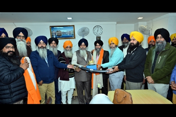 ਸ਼੍ਰੋਮਣੀ ਕਮੇਟੀ ਦੇ ਸੁਪਰਵਾਈਜ਼ਰ ਇਕਬਾਲ ਸਿੰਘ ਨੂੰ ਸੇਵਾ ਮੁਕਤ ਹੋਣ ’ਤੇ ਸਨਮਾਨਿਤ ਕਰਦੇ ਹੋਏ.