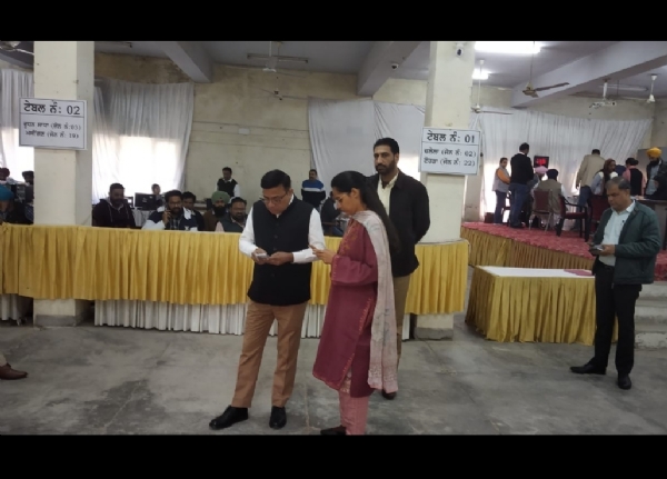 ਚੋਣ ਆਬਜ਼ਰਵਰ ਨਾਮਜ਼ਦਗੀ ਪ੍ਰਕ੍ਰਿਆ ਦਾ ਜਾਇਜ਼ਾ ਲੈਂਦੇ ਹੋਏ.