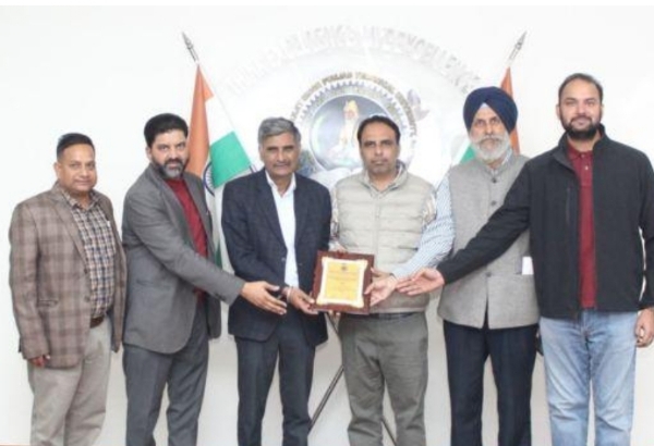 ਮਹਾਰਾਜਾ ਰਣਜੀਤ ਸਿੰਘ ਯੂਨੀਵਰਸਿਟੀ ਦੇ ਫੈਕਲਟੀ ਮੈਂਬਰ ਨੂੰ ਐਵਾਰਡ ਨਾਲ ਸਨਮਾਨਿਤ ਕੀਤੇ ਜਾਣ ਦਾ ਦ੍ਰਿਸ਼. ਮਹਾਰਾਜਾ ਰਣਜੀਤ ਸਿੰਘ ਯੂਨੀਵਰਸਿਟੀ ਦੇ ਫੈਕਲਟੀ ਮੈਂਬਰ ਨੂੰ ਐਵਾਰਡ ਨਾਲ ਸਨਮਾਨਿਤ ਕੀਤੇ ਜਾਣ ਦਾ ਦ੍ਰਿਸ਼.