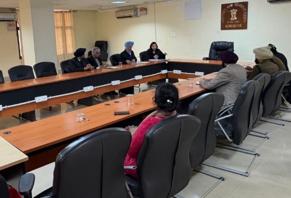 ਜਿਲ੍ਹਾਂ ਕਾਨੂੰਨੀ ਸੇਵਾਵਾਂ ਅਥਾਰਟੀ, ਗੁਰਦਾਸਪੁਰ ਮੁਹਿੰਮ-ਨਸ਼ਾ ਮੁਕਤ ਕੈਂਪੇਨ ਦੀ ਕਮੇਟੀ ਦੇ ਮੈਂਬਰਾਂ ਨਾਲ ਮੀਟਿੰਗ ਦੌਰਾਨ.