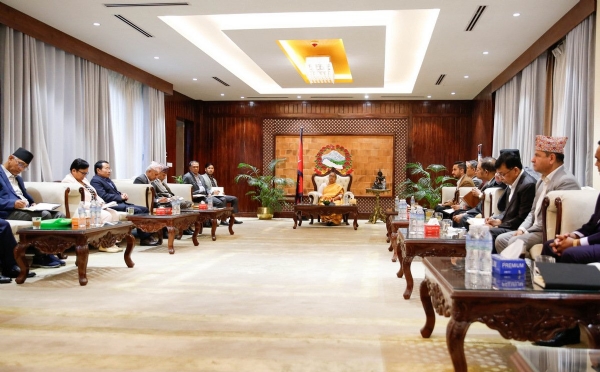 ਪ੍ਰਧਾਨ ਮੰਤਰੀ ਸੁਸ਼ੀਲਾ ਕਾਰਕੀ ਰਾਜਨੀਤਿਕ ਪਾਰਟੀਆਂ ਦੇ ਆਗੂਆਂ ਨਾਲ ਗੱਲਬਾਤ ਕਰਦੇ ਹੋਏ।