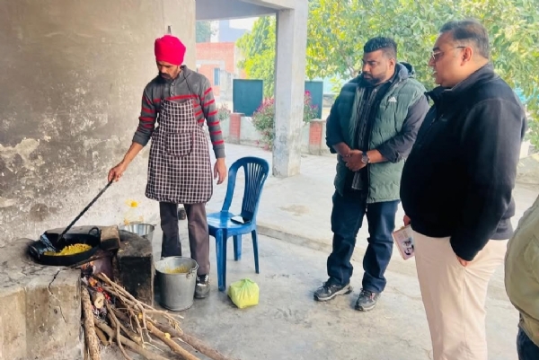 ਪੰਜਾਬ ਰਾਜ ਖ਼ੁਰਾਕ ਕਮਿਸ਼ਨ ਦੇ ਮੈਂਬਰ ਵੱਖ-ਵੱਖ ਸਰਕਾਰੀ ਸਕੂਲਾਂ, ਆਂਗਣਵਾੜੀ ਕੇਂਦਰਾਂ ਤੇ ਰਾਸ਼ਨ ਡੀਪੂਆਂ ਦੇ ਨਿਰੀਖਣ ਦੌਰਾਨ