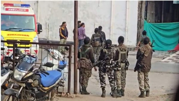 ਸੁਰੱਖਿਆ ਬਲਾਂ ਦੇ ਜਵਾਨ ਨਕਸਲੀਆਂ ਦੀਆਂ ਲਾਸ਼ਾਂ ਦੇ ਬਾਹਰ ਖੜ੍ਹੇ ਹਨ, ਜਿਨ੍ਹਾਂ ਨੂੰ ਪਹਿਰੇ ਹੇਠ ਰੱਖਿਆ ਗਿਆ ਹੈ।