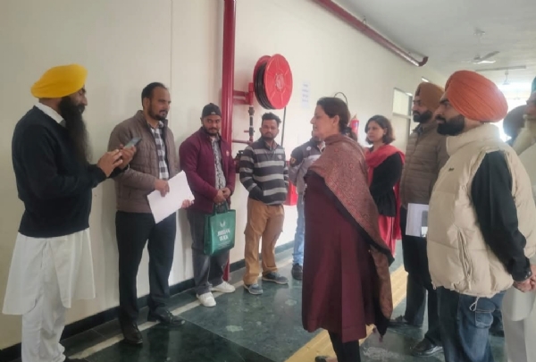 ਮਾਲੇਰਕੋਟਲਾ ਚੋਣ ਆਬਜਰਵਰ ਵੱਲੋਂ ਦਫ਼ਤਰ ਰਿਟਰਨਿੰਗ ਅਫ਼ਸਰ ਅਹਿਮਦਗੜ੍ਹ ਅਤੇ ਅਮਰਗੜ੍ਹ ਦਾ ਅਚਨਚੇਤ ਦੌਰਾ ਕਰਦੇ ਹੋਏ.