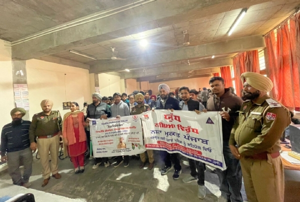 ਟ੍ਰੈਫਿਕ ਪੁਲਿਸ, ਵਲੋਂ ਵਿਦਿਆਰਥੀਆਂ ਨੂੰ ਨਸ਼ਿਆਂ ਦੀ ਵਰਤੋਂ ਨਾ ਕਰਨ ਅਤੇ ਟ੍ਰੈਫਿਕ ਨਿਯਮਾਂ ਦੀ ਪਾਲਣਾ ਕਰਨ ਸਬੰਧੀ ਕਰਵਾਏ ਸੈਮੀਨਾਰ ਦਾ ਦ੍ਰਿਸ਼.