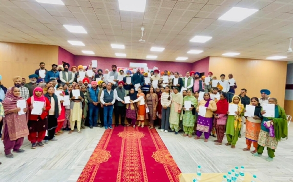 ਵਿਧਾਇਕ ਰੰਧਾਵਾ ਡੇਰਾਬੱਸੀ ਵਿੱਚ 92 ਯੋਗ ਪਰਿਵਾਰਾਂ ਨੂੰ ਮਕਾਨ ਬਣਾਉਣ ਲਈ 2.30 ਕਰੋੜ ਰੁਪਏ ਦੇ ਮਨਜ਼ੂਰੀ ਪੱਤਰ ਵੰਡਦੇ ਹੋਏ.