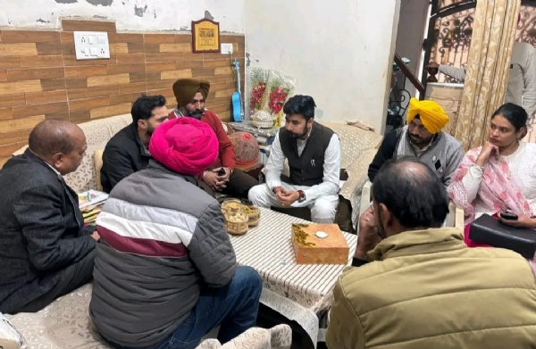 ਚੇਅਰਮੈਨ ਮਾਨਿਕ ਮਹਿਤਾ ਸ਼ਹਿਰ ਵਾਸੀਆਂ ਦੀਆਂ ਮੁਸ਼ਕਿਲਾਂ ਸੁਣਨ ਮੌਕੇ.