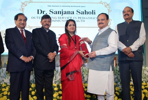 ਮੁਹਾਲੀ ਦੀ ਡਾ. ਸੰਜਨਾ ਸਹੋਲੀ ਪਾਇਨੀਅਰ ਆਫ਼ ਐਕਸੀਲੈਂਸ ਐਵਾਰਡ ਨਾਲ ਸਨਮਾਨਿਤ ਕੀਤੇ ਜਾਣ ਦਾ ਦ੍ਰਿਸ਼.