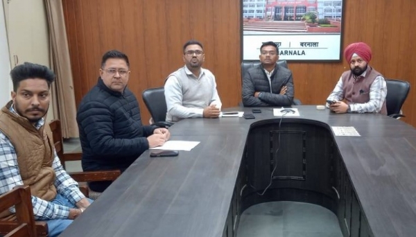 ਜ਼ਿਲ੍ਹਾ ਚੋਣ ਅਫ਼ਸਰ ਦੀ ਮੌਜੂਦਗੀ ’ਚ ਚੋਣ ਅਮਲੇ ਦੀ ਹੋਈ ਪਹਿਲੀ ਰੈਂਡੇਮਾਈਜ਼ੇਸ਼ਨ ਦਾ ਦ੍ਰਿਸ਼।