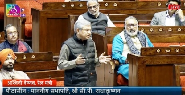 ਰੇਲ ਮੰਤਰੀ ਅਸ਼ਵਨੀ ਵੈਸ਼ਨਵ ਸ਼ੁੱਕਰਵਾਰ ਨੂੰ ਰਾਜ ਸਭਾ ਵਿੱਚ ਪ੍ਰਸ਼ਨ ਕਾਲ ਦੌਰਾਨ ਸਵਾਲਾਂ ਦੇ ਜਵਾਬ ਦਿੰਦੇ ਹੋਏ।