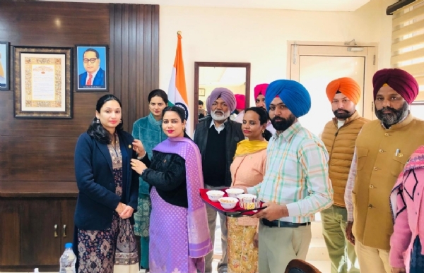 ਹਥਿਆਰਬੰਦ ਸੈਨਾ ਝੰਡਾ ਦਿਵਸ; ਸ਼ਹੀਦਾਂ ਨੂੰ ਨਮਨ ਕਰਦਿਆਂ ਡੀ ਸੀ ਕੋਮਲ ਮਿੱਤਲ ਝੰਡਾ ਦਿਵਸ ਫੰਡ ਇਕੱਤਰ ਕਰਨ ਦੀ ਸ਼ੁਰੂਆਤ ਮੌਕੇ. ਹਥਿਆਰਬੰਦ ਸੈਨਾ ਝੰਡਾ ਦਿਵਸ; ਸ਼ਹੀਦਾਂ ਨੂੰ ਨਮਨ ਕਰਦਿਆਂ ਡੀ ਸੀ ਕੋਮਲ ਮਿੱਤਲ ਝੰਡਾ ਦਿਵਸ ਫੰਡ ਇਕੱਤਰ ਕਰਨ ਦੀ ਸ਼ੁਰੂਆਤ ਮੌਕੇ.