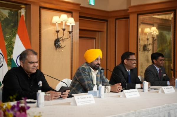 ਜਾਪਾਨ ਦੌਰੇ ਦੇ ਚੌਥੇ ਦਿਨ ਭਗਵੰਤ ਮਾਨ ਓਸਾਕਾ ਵਿਖੇ ਬਿਜ਼ਨਸ ਰੋਡ ਸ਼ੋਅ ਉਪਰੰਤ ਗੱਲਬਾਤ ਦੌਰਾਨ.