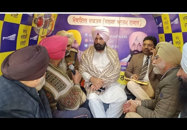 ਵਿਧਾਇਕ ਸਿੱਧੂ ਮੋਬਾਇਲ ਵੈਨ ਰਾਹੀਂ ਲੋਕਾਂ ਦੀਆਂ ਮੁਸ਼ਕਿਲਾਂ ਸੁਣਨ ਮੌਕੇ.