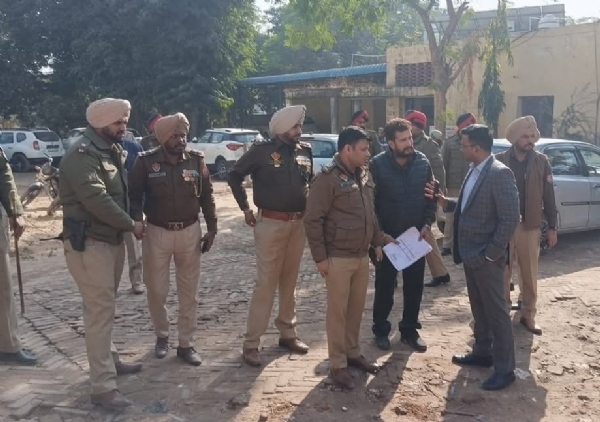 ਡਿਪਟੀ ਕਮਿਸ਼ਨਰ ਅਤੇ ਜ਼ਿਲ੍ਹਾ ਪੁਲਿਸ ਮੁਖੀ ਬਰਨਾਲਾ ਚੋਣ ਪ੍ਰਬੰਧਾਂ ਦਾ ਜਾਇਜ਼ਾ ਲੈਂਦੇ ਹੋਏ. ਡਿਪਟੀ ਕਮਿਸ਼ਨਰ ਅਤੇ ਜ਼ਿਲ੍ਹਾ ਪੁਲਿਸ ਮੁਖੀ ਬਰਨਾਲਾ ਚੋਣ ਪ੍ਰਬੰਧਾਂ ਦਾ ਜਾਇਜ਼ਾ ਲੈਂਦੇ ਹੋਏ.