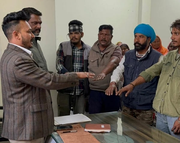 ਤਹਿਸੀਲ ਭਵਾਨੀਗੜ੍ਹ ਵਿਖੇ ਮਿਊਂਸੀਪਲ ਠੋਸ ਰਹਿੰਦ-ਖੂੰਹਦ ਪ੍ਰਬੰਧਨ ਅਤੇ ਕੂੜਾ ਸਾੜਨ ਅਤੇ ਡੰਪਿੰਗ ਦੀ ਮਨਾਹੀ ਬਾਰੇ ਲਗਾਏ ਜਾਗਰੂਕਤਾ ਕੈਂਪ ਦਾ ਦ੍ਰਿਸ਼.