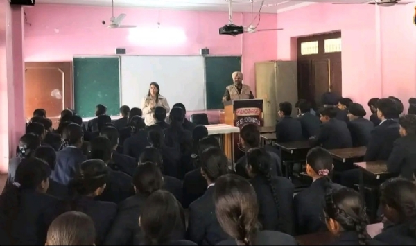 ਬਟਾਲਾ ਵਿਖੇ ਲਗਾਏ ਟ੍ਰੈਫਿਕ ਨਿਯਮਾਂ ਬਾਰੇ ਜਾਗਰੂਕਤਾ ਸੈਮੀਨਾਰ ਦਾ ਦ੍ਰਿਸ਼.