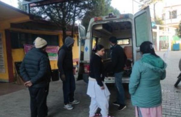 ਜ਼ਖਮੀਆਂ ਨੂੰ ਐਂਬੂਲੈਂਸ ਰਾਹੀਂ ਹਸਪਤਾਲ ਲਿਜਾਂਦੇ ਹੋਏ ਬਚਾਅ ਦਲ।