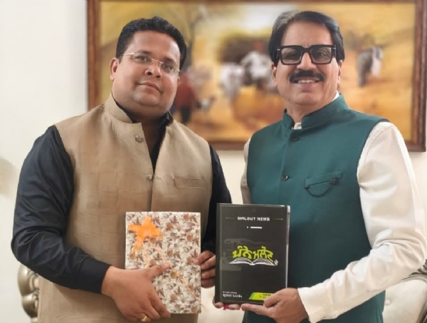 ਲੇਖਕ ਰੋਹਿਤ ਕਾਲੜਾ ਦੀ 17ਵੀਂ ਕਿਤਾਬ ਦੀ ਵਿਮਲ ਸੇਤੀਆ ਆਈ.ਏ.ਐੱਸ. ਘੁੰਡ ਚੁਕਾਈ ਕਰਦੇ ਹੋਏ.