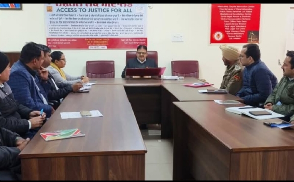 ਸਕੱਤਰ ਜ਼ਿਲ੍ਹਾ ਕਾਨੂੰਨੀ ਸੇਵਾਵਾਂ ਅਥਾਰਟੀ ਆਪਣੇ ਦਫ਼ਤਰ ਵਿੱਚ ਵੱਖ-ਵੱਖ ਸਰਕਾਰੀ ਵਿਭਾਗਾਂ ਦੇ ਅਧਿਕਾਰੀਆਂ, ਕਾਲਜ ਪ੍ਰਿੰਸੀਪਲਾਂ, ਪੈਰਾ ਲੀਗਲ ਵਲੰਟੀਅਰਾਂ ਅਤੇ ਸਮਾਜਿਕ ਸੰਗਠਨਾਂ ਦੇ ਨੁਮਾਇੰਦਿਆਂ ਦੀ ਮੀਟਿੰਗ ਦੌਰਾਨ.