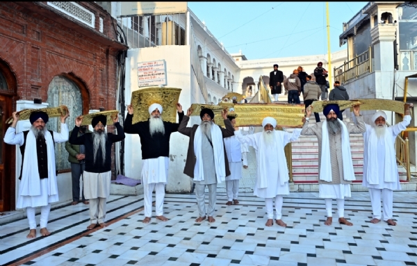 ਸੱਚਖੰਡ ਸ੍ਰੀ ਹਰਿਮੰਦਰ ਸਾਹਿਬ ਵਿਖੇ ਮੁਰੰਮਤ ਮਗਰੋਂ ਸੋਨੇ ਦੇ ਪੱਤਰੇ ਲਗਾਉਣ ਮੌਕੇ.