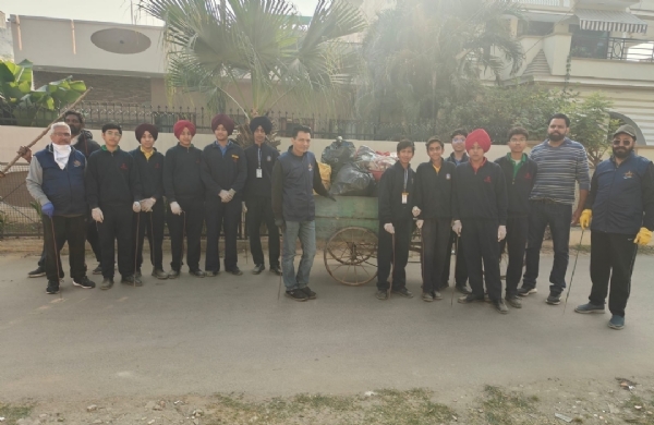 ਮਾਈਲਸਟੋਨ ਸਕੂਲ ਦੇ ਸਹਿਯੋਗ ਨਾਲ ਚਲਾਈ ਵਿਸ਼ਾਲ ਸਫਾਈ ਮੁਹਿੰਮ ਦਾ ਦ੍ਰਿਸ਼.