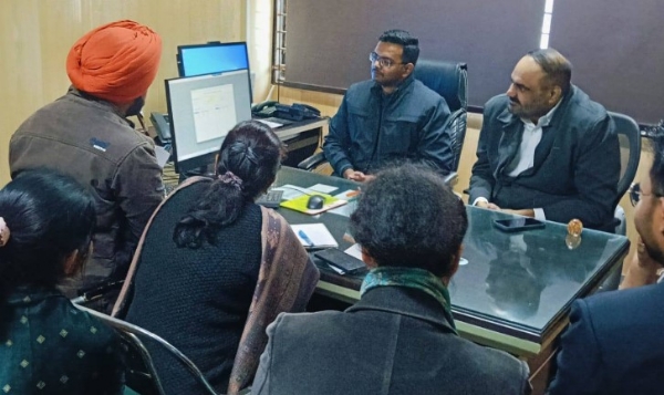 ਚੋਣ ਆਬਜ਼ਰਵਰ ਦੀ ਮੌਜੂਦਗੀ ’ਚ ਚੋਣ ਅਮਲੇ ਦੀ ਹੋਈ ਪਹਿਲੀ ਰੈਂਡੇਮਾਈਜ਼ੇਸ਼ਨ ਦਾ ਦ੍ਰਿਸ਼। ਚੋਣ ਆਬਜ਼ਰਵਰ ਦੀ ਮੌਜੂਦਗੀ ’ਚ ਚੋਣ ਅਮਲੇ ਦੀ ਹੋਈ ਪਹਿਲੀ ਰੈਂਡੇਮਾਈਜ਼ੇਸ਼ਨ ਦਾ ਦ੍ਰਿਸ਼।