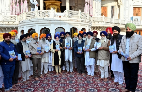 ਗਿਆਨੀ ਗੁਰਬਖ਼ਸ਼ ਸਿੰਘ ਗੁਲਸ਼ਨ ਦੀ ਪੁਸਤਕ ‘ਜੀਵਨ ਗਾਥਾ ਸ੍ਰੀ ਗੁਰੂ ਅੰਗਦ ਦੇਵ ਜੀ’ ਐਡਵੋਕੇਟ ਧਾਮੀ ਸੰਗਤ ਅਰਪਣ ਕਰਨ ਮੌਕੇ.