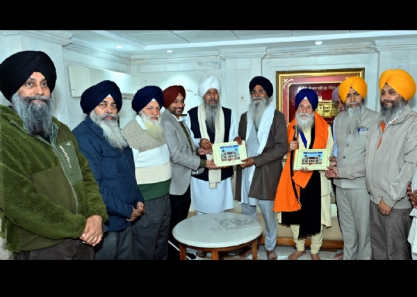 ਡਾ. ਦਲਵੀਰ ਸਿੰਘ ਪੰਨੂ ਐਡਵੋਕੇਟ ਧਾਮੀ ਨੂੰ ‘ਗੁਰਮੁਖੀ ਅਦਬ ਦਾ ਖ਼ਜ਼ਾਨਾ’ ਪੁਸਤਕ ਭੇਟ ਕਰਦੇ ਹੋਏ