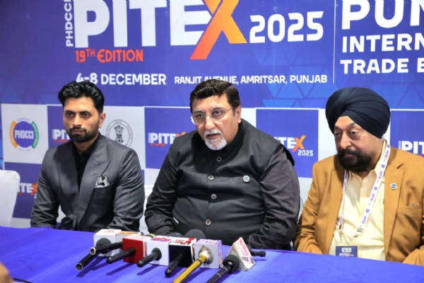 ਮੀਡੀਆ ਨਾਲ ਗੱਲਬਾਤ ਕਰਦੇ ਹੋਏ ਪੀਐਚਡੀ ਚੈਂਬਰ ਆਫ਼ ਕਾਮਰਸ ਐਂਡ ਇੰਡਸਟਰੀ ਦੇ ਡਿਪਟੀ ਸੈਕਟਰੀ ਜਨਰਲ ਨਵੀਨ ਸੇਠ ਅਤੇ ਹੋਰ ਨੁਮਾਇੰਦੇ